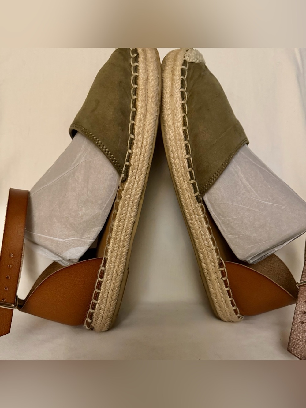 Two toned suede and rope texture espadrille like sandals. Effortless style sz8